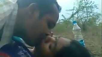 Seks Na Prostem V Džungli Z Desi Parom