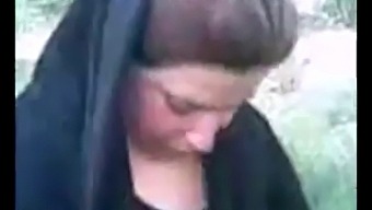 Arabka V Hidžabu Se Prepušča Užitkom Na Prostem