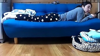 Korejsko Dekle Na Spletni Kameri Ujeto Med Masturbacijo V Kompromisnem Položaju