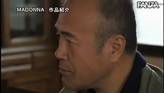 Japonska Pastorka In Očim Se Ukvarjata S Prepovedano Afero