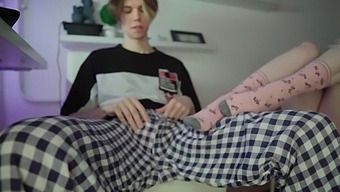Moja Mlajša Sestra Igra Fetiš Stopal Z Mano V Amaterskem Videu