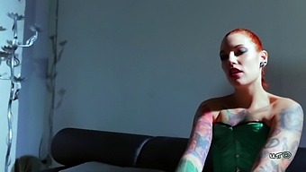 Italijanska Femdom Silvia Rubi Dominira In Trenira Svojo Sužnjo Melisso Za Fetiš Stopal