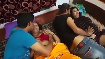 Vroče Srečanje Med Prijatelji In Njihovo Vročo Mamo V Različnih Položajih