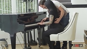 Jack Escobar, The Mexican Piano Tutor, Seizes The Opportunity And Delivers An Incredible Performance With Katrina Jade!