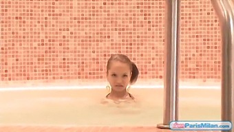 Paris Milan, Mlada Odrasla Oseba, Se Prepusti Jacuzziju, Medtem Ko Nosi Kopalke, Da Vas Mamljivo