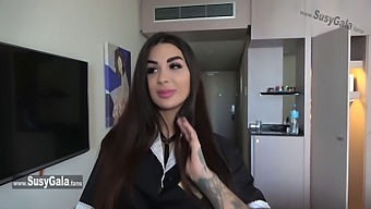 سوزی گالا و نیک مورنو در اتاق هتل برای پول درگیر سکس شدید هستند
