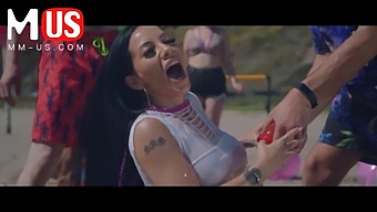 Bellezas Asiáticas Y Sementales En Una Sesión Caliente De Jerkaoke