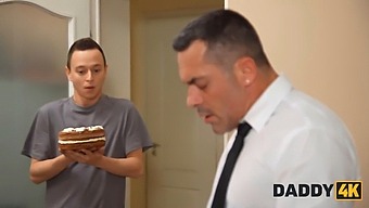 Lepa Najstnica Je Ujeta Pri Varanju S Strani Očima
