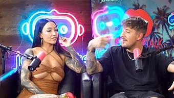 Lily Phillips Ima Vročo Seks Sceno Z Majhno Osebo Na Podcastu Pillow Talk.