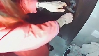 Prava Žena Deli Svojega Moža S Prijatelji V Tabu Spolnem Srečanju.